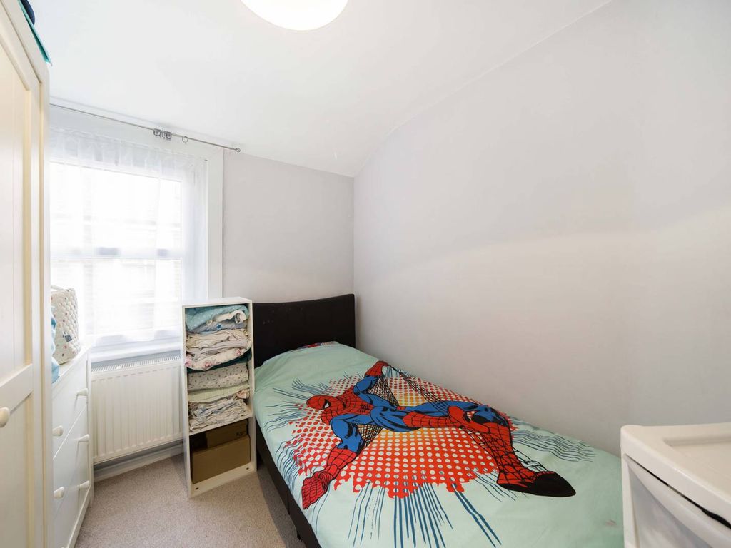 3 bed flat for sale in Stoke Newington High Street, Stoke Newington, London N16, £800,000
