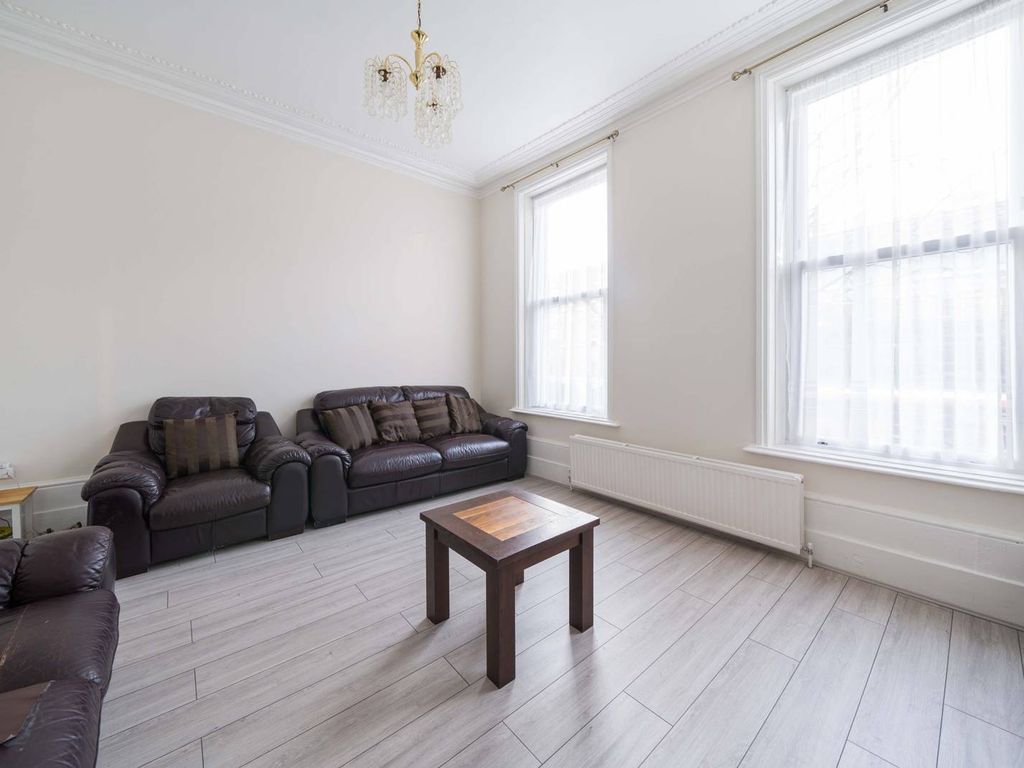 3 bed flat for sale in Stoke Newington High Street, Stoke Newington, London N16, £800,000