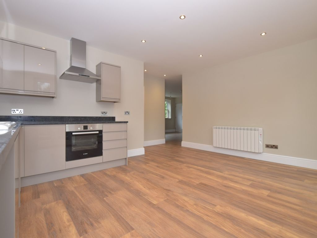 3 bed flat to rent in Wedglen Industrial Estate, Midhurst GU29, £1,300 pcm