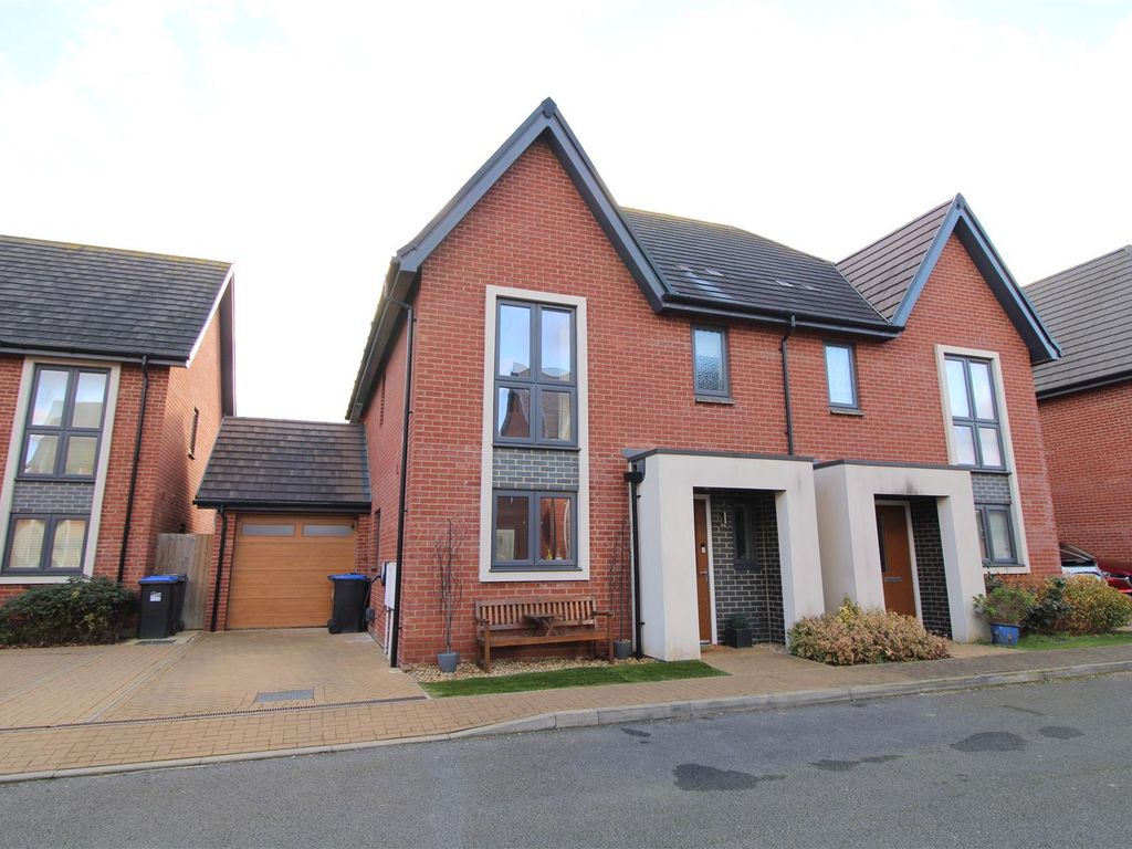 3 bed property for sale in Buildwas Close, Daventry NN11, £310,000