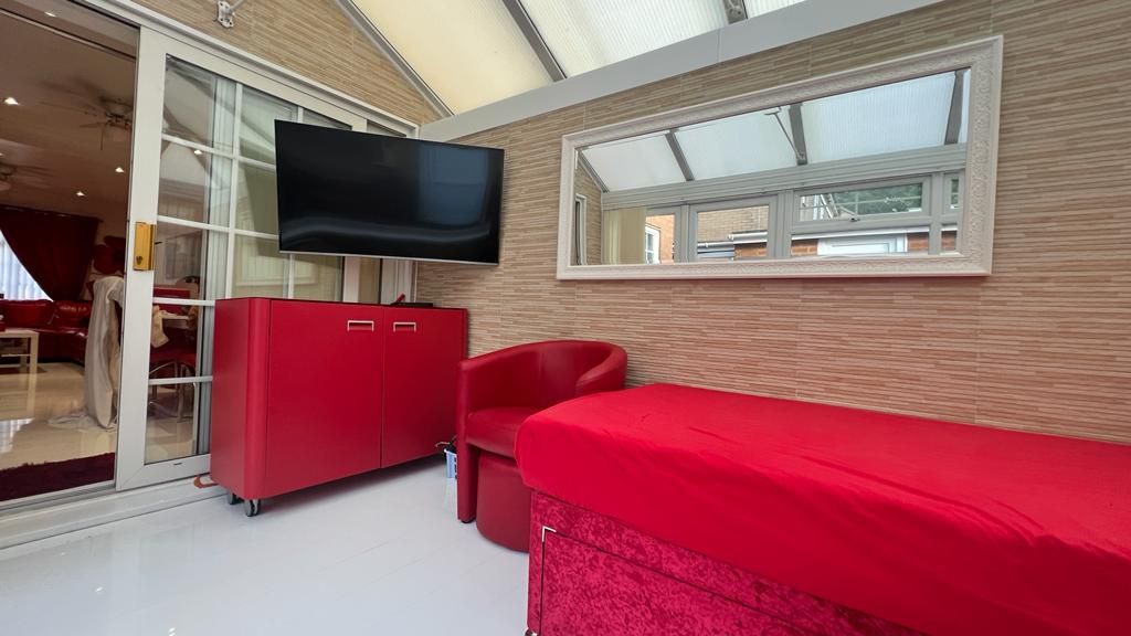 4 bed semi-detached house for sale in Dorrington Close, Luton LU3, £360,000