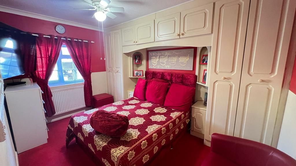 4 bed semi-detached house for sale in Dorrington Close, Luton LU3, £360,000