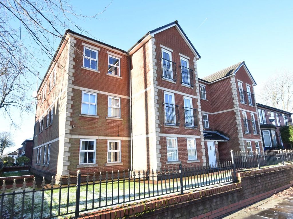 2 bed flat for sale in Walmersley Road, Bury BL9, £110,000