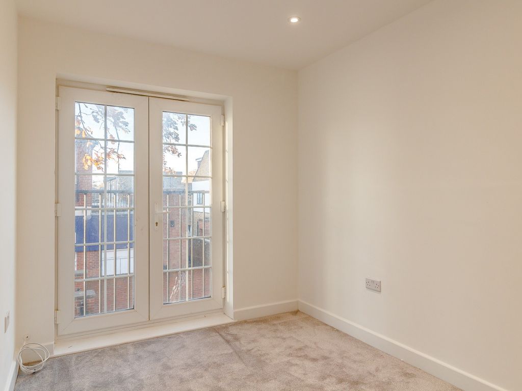 2 bed flat to rent in 111A Queens Road, Weybridge KT13, £1,350 pcm
