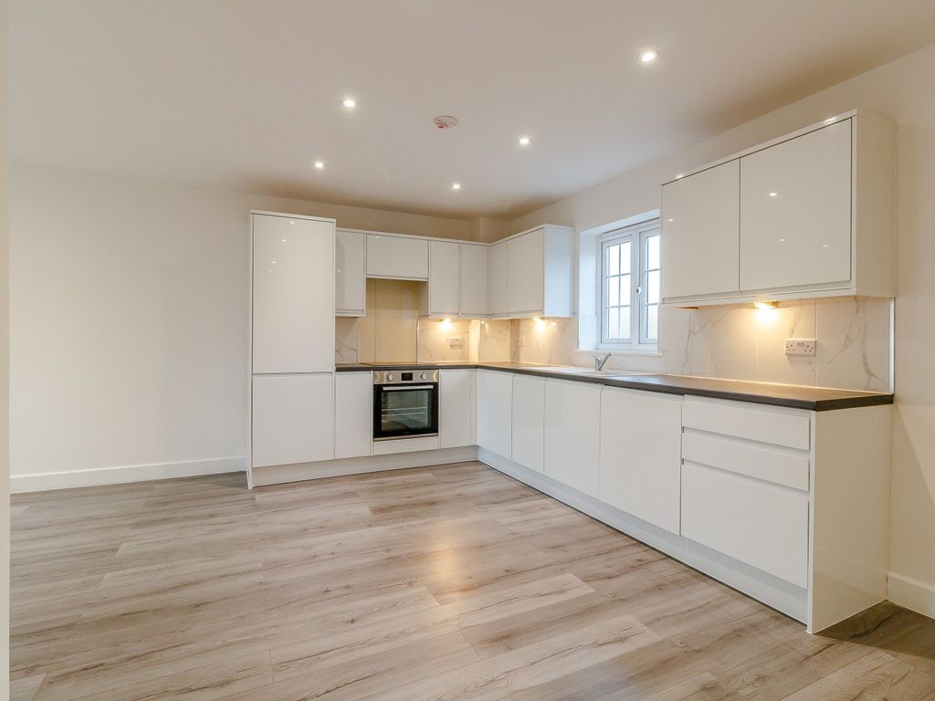 2 bed flat to rent in 111A Queens Road, Weybridge KT13, £1,350 pcm