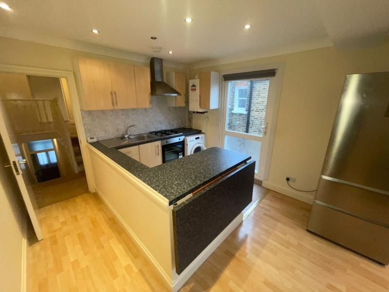 2 bed flat to rent in Arthur Road, Edmonton N9, £1,700 pcm