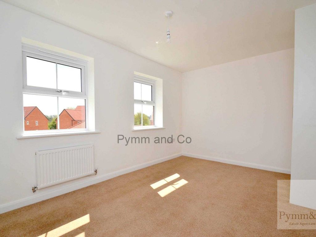 2 bed terraced house to rent in Buckenham Road, Aylsham NR11, £975 pcm