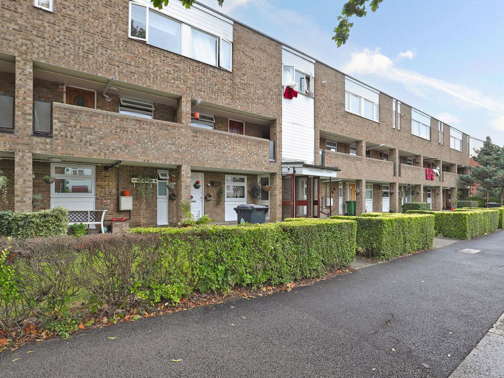 3 bed flat for sale in Chingford Avenue, London E4, £295,000