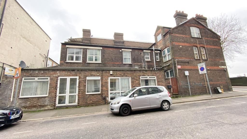 4 bed flat for sale in Dudley Street, Luton LU2, £225,000