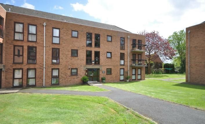 2 bed flat to rent in Borrowdale Road, Malvern WR14, £800 pcm