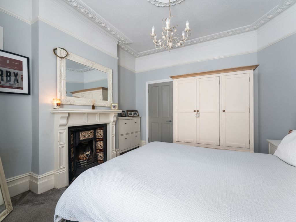 2 bed flat for sale in Herongate Road, Aldersbrook E12, £500,000