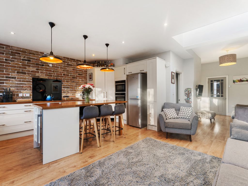 2 bed flat for sale in Herongate Road, Aldersbrook E12, £500,000