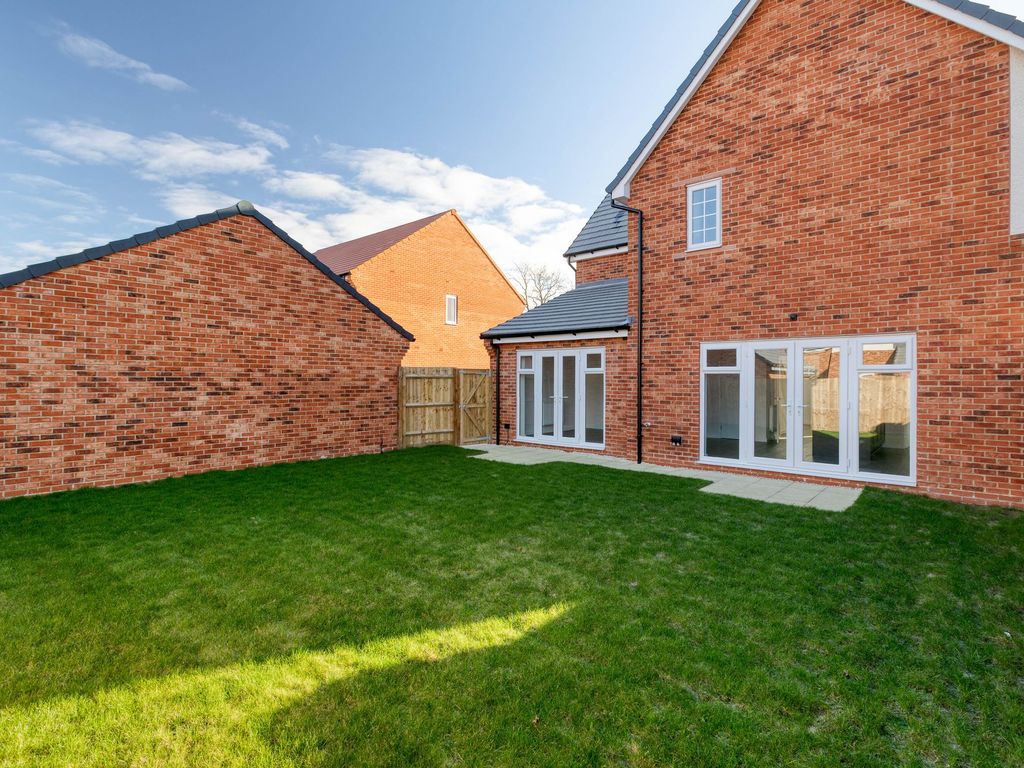 4 bed detached house for sale in Poppy Fields, Lower Stondon SG16, £620,000
