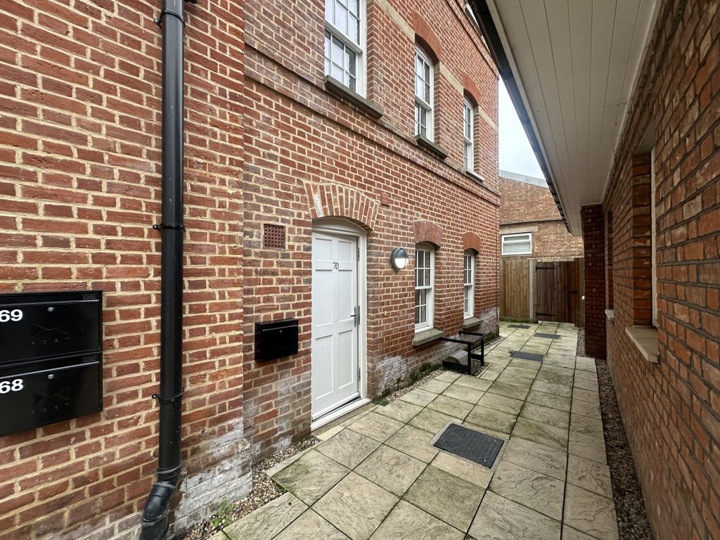 2 bed town house to rent in Upper Stone Street, Maidstone ME15, £1,300 pcm