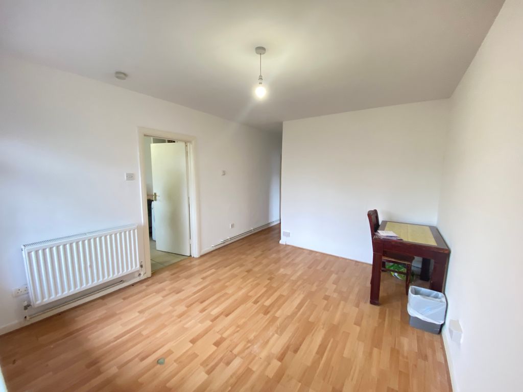 3 bed flat to rent in Lowther Road, Dunstable LU6, £1,300 pcm