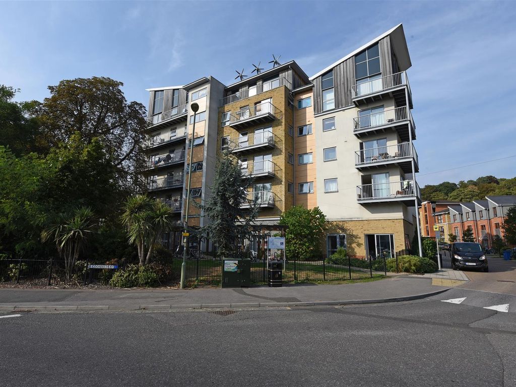 2 bed flat to rent in Brand House, Coombe Way, Farnborough GU14, £1,300 pcm