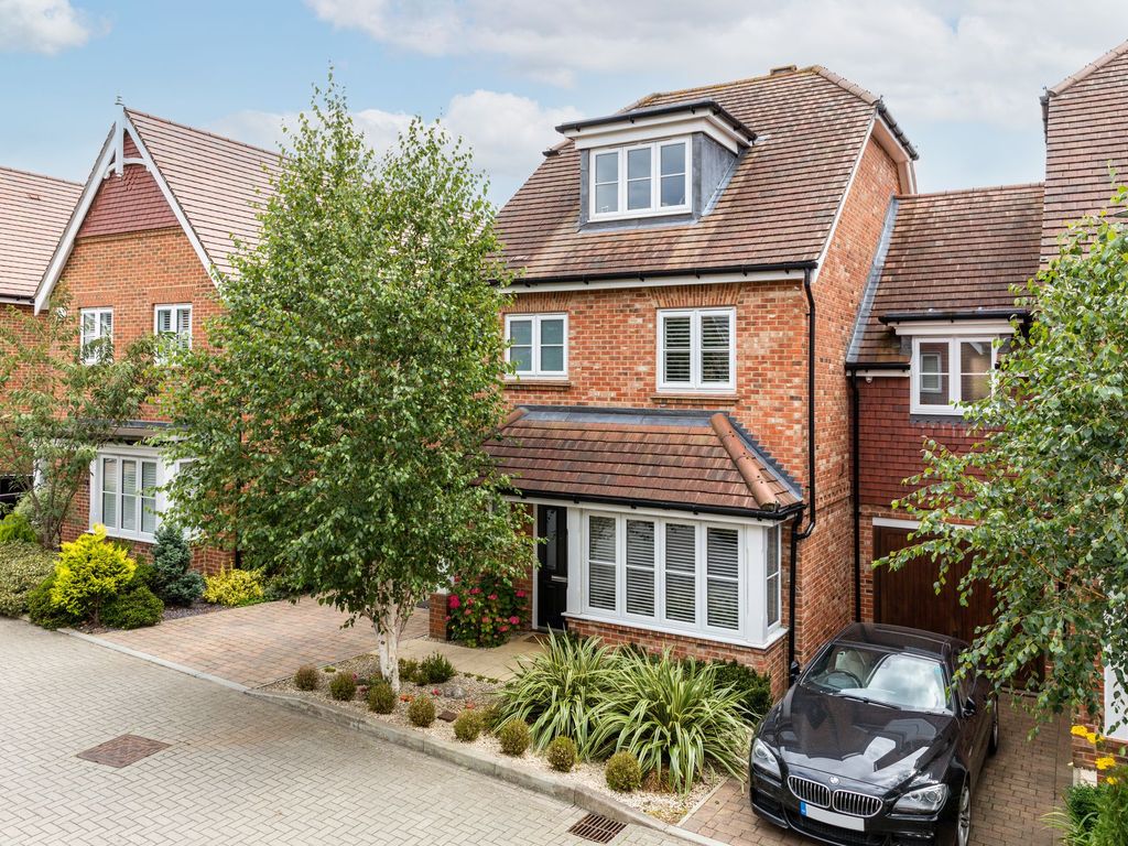 4 bed detached house for sale in Oakgrove, Caterham CR3, £750,000