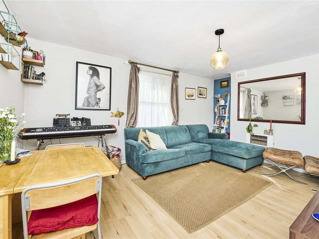 1 bed flat for sale in New Cross Road, New Cross SE14, £350,000