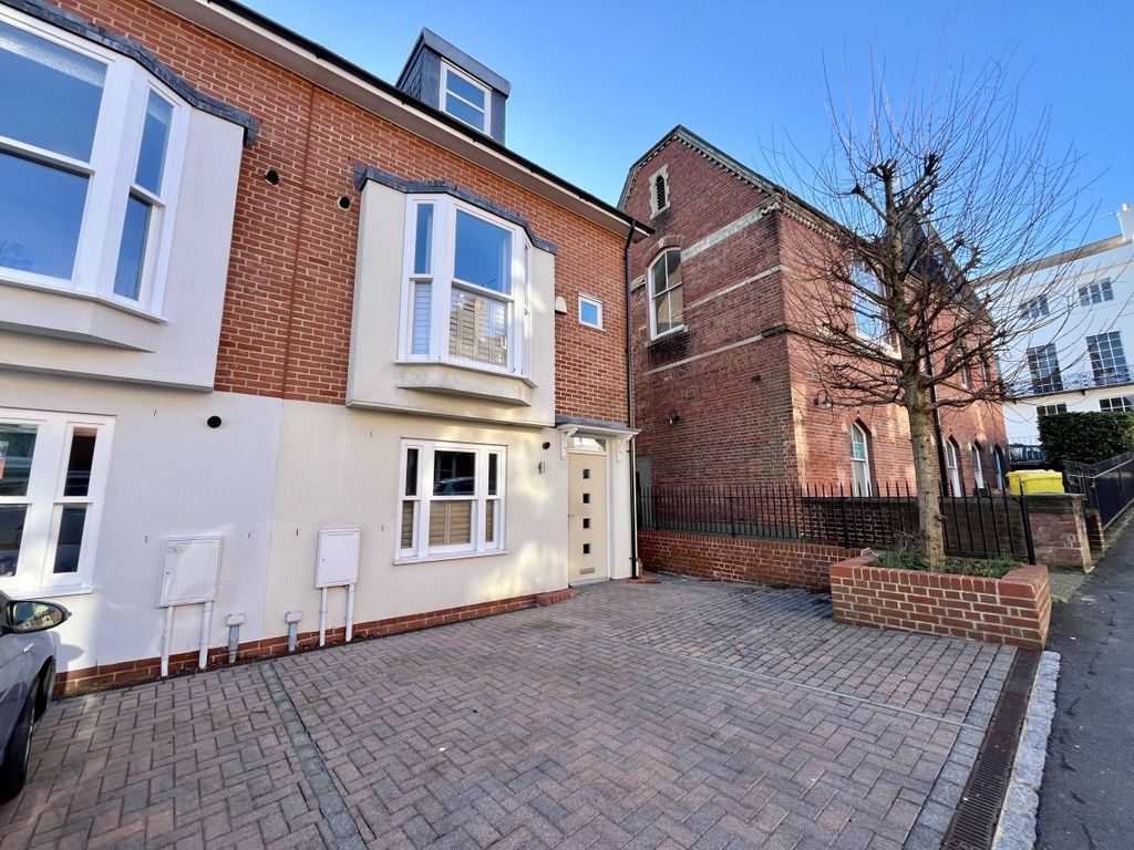 4 bed town house to rent in East Street, Lewes BN7, £1,995 pcm