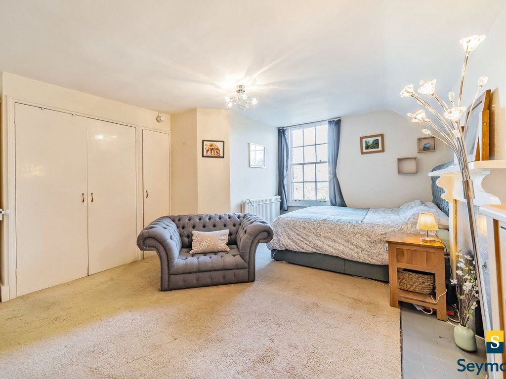 2 bed flat for sale in Guildford, Surrey GU1, £375,000