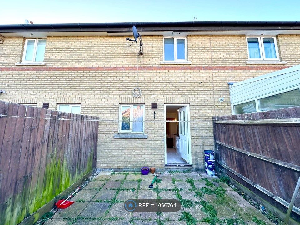 2 bed terraced house to rent in Gittens Close, Bromley BR1, £1,800 pcm
