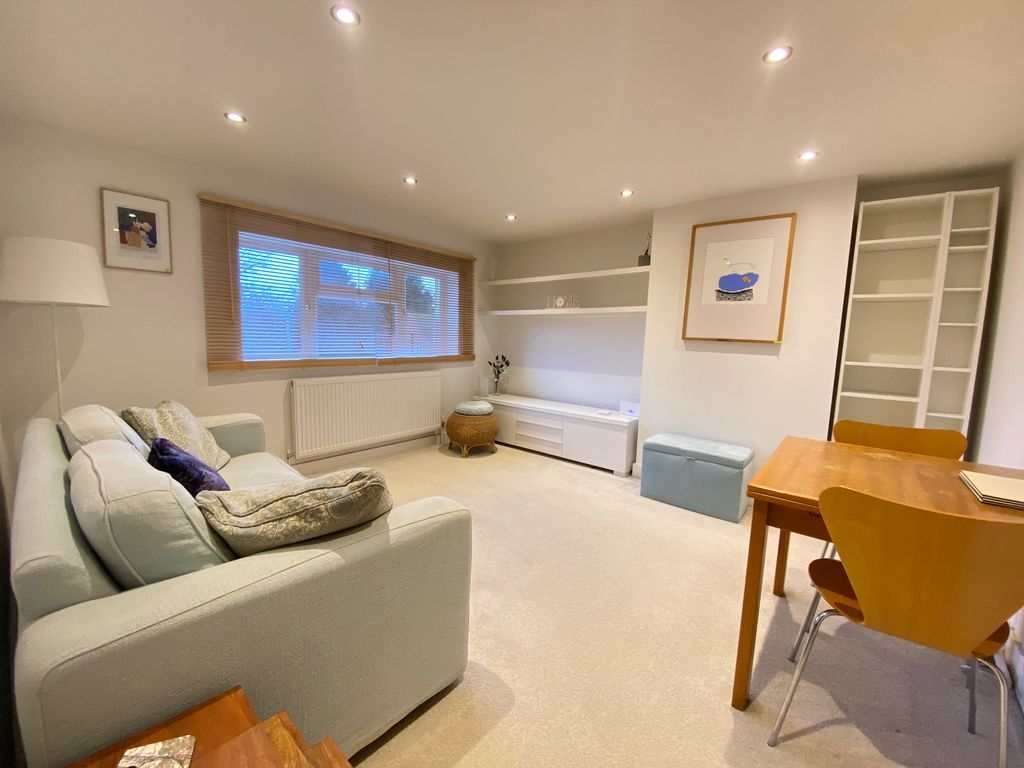 1 bed flat to rent in Old Dean, Bovingdon, Hemel Hempstead HP3, £1,000 pcm