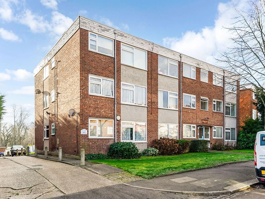 2 bed flat for sale in Chingford Avenue, Chingford E4, £300,000