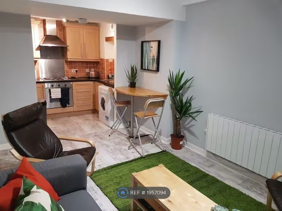 2 bed flat to rent in Wilson Street, Glasgow G1, £1,400 pcm