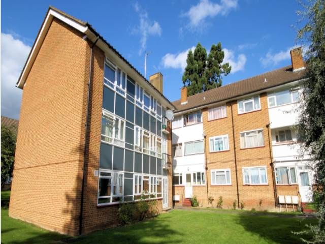 2 bed property to rent in Stonegrove, Edgware HA8, £1,950 pcm