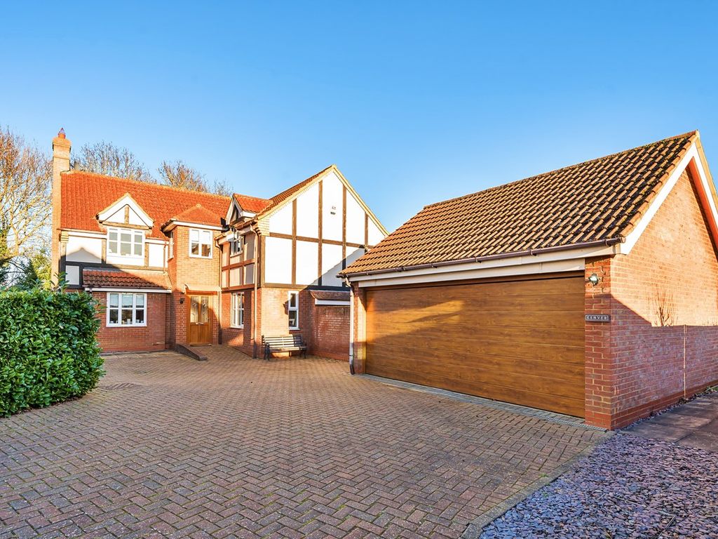 5 bed detached house for sale in Trafalgar Drive, Flitwick MK45, £700,000