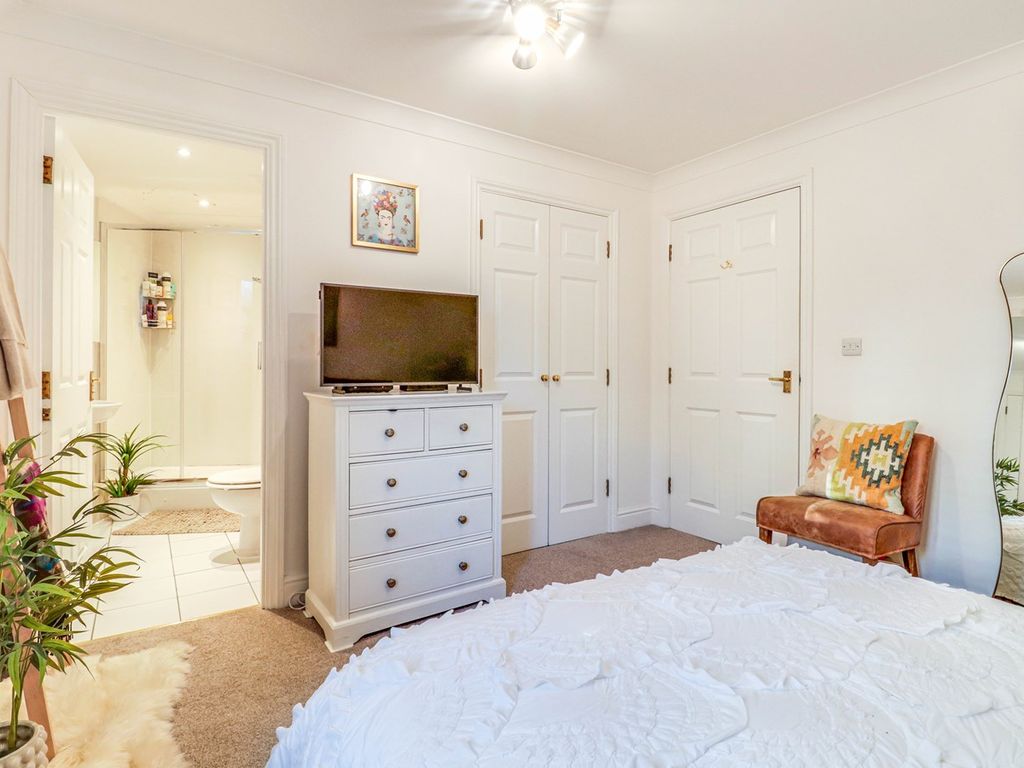 2 bed flat for sale in The Broadway, Thorpe Bay SS1, £300,000