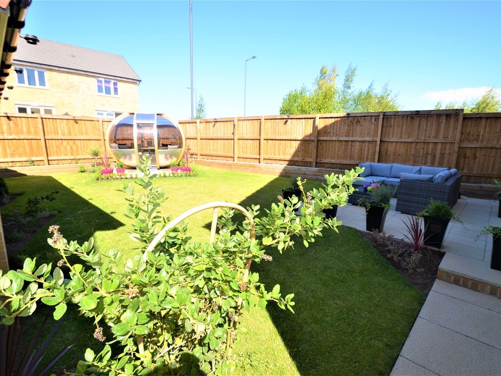 4 bed detached house for sale in Foxglove Drive, Doncaster DN9, £299,950