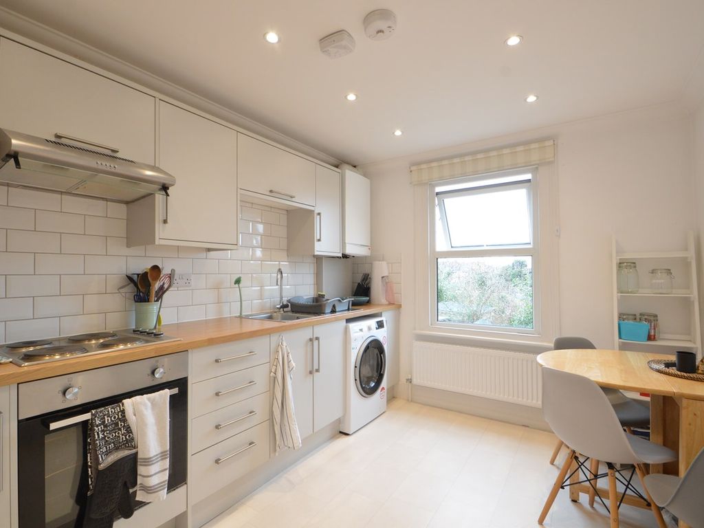 1 bed flat to rent in Elmgrove Road, Weybridge KT13, £1,150 pcm