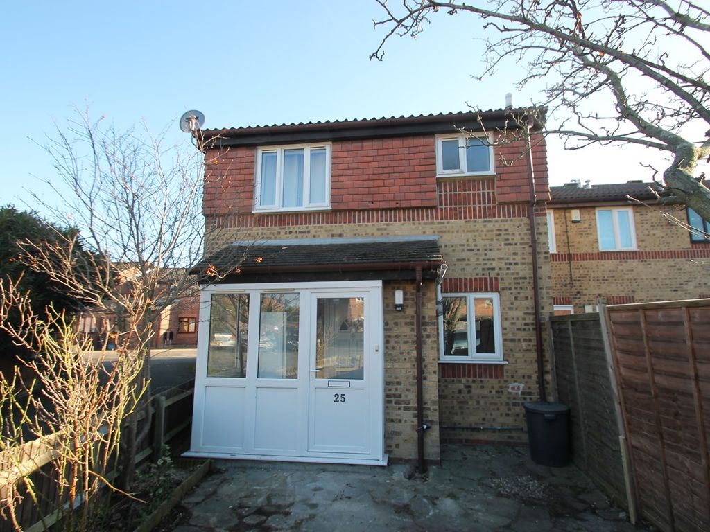 1 bed semi-detached house to rent in Blunden Close, Dagenham RM8, £1,300 pcm