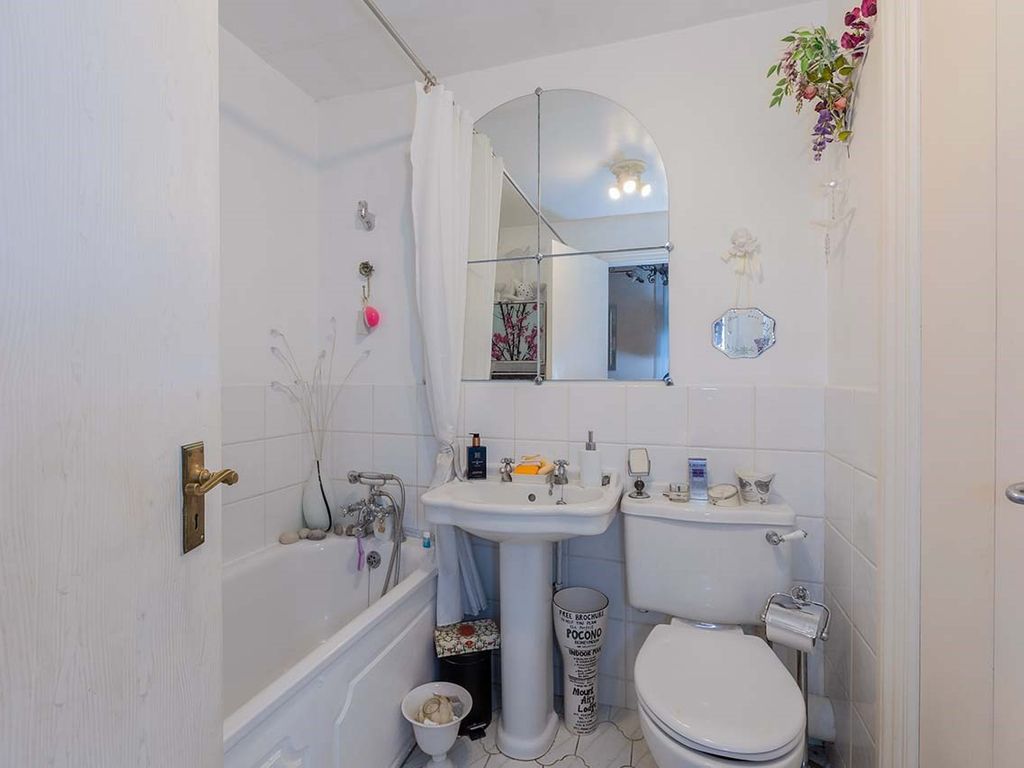 1 bed flat for sale in High Steet, Bray SL6, £350,000