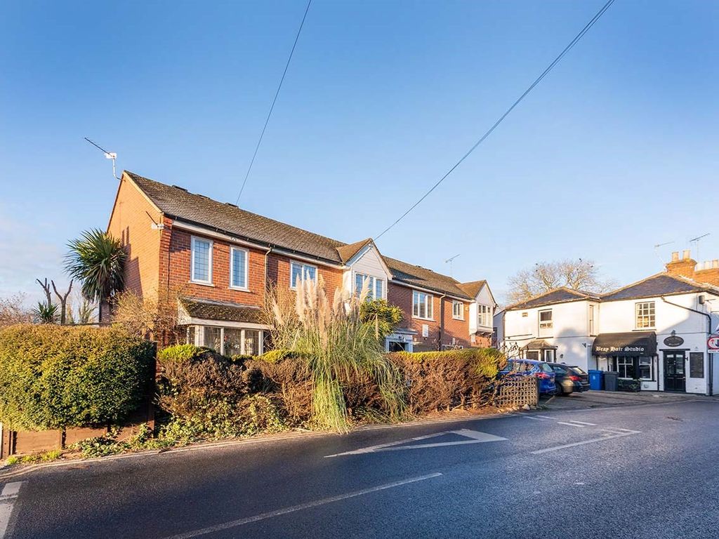1 bed flat for sale in High Steet, Bray SL6, £350,000