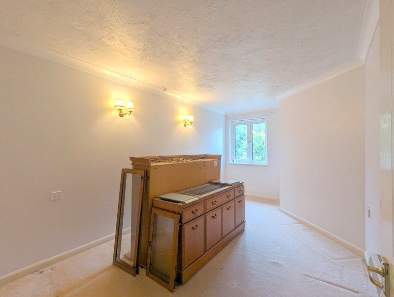 2 bed flat for sale in Felbridge Court, Feltham TW13, £140,000