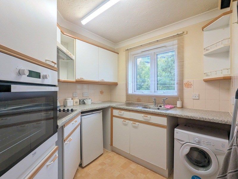 2 bed flat for sale in Felbridge Court, Feltham TW13, £140,000