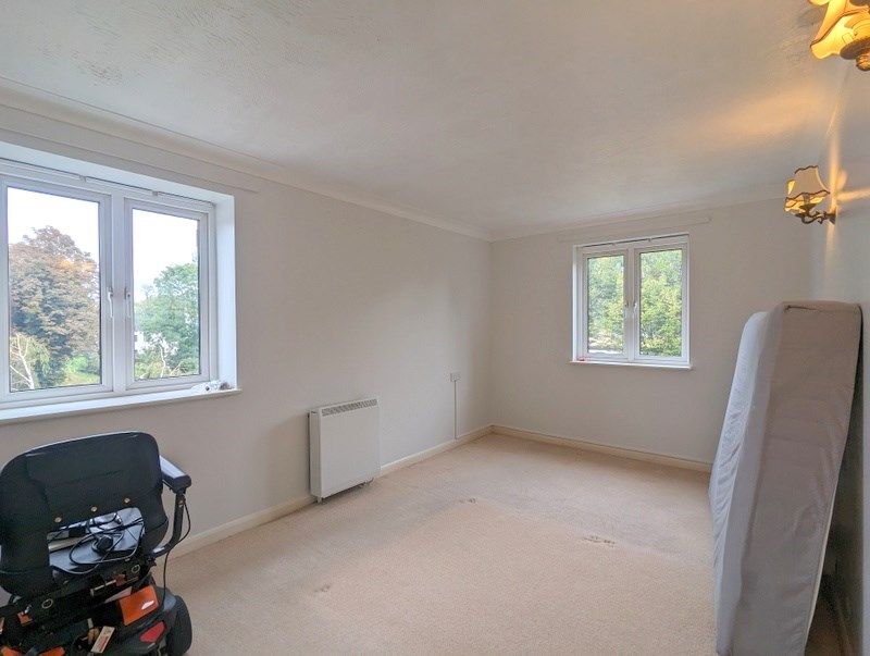 2 bed flat for sale in Felbridge Court, Feltham TW13, £140,000