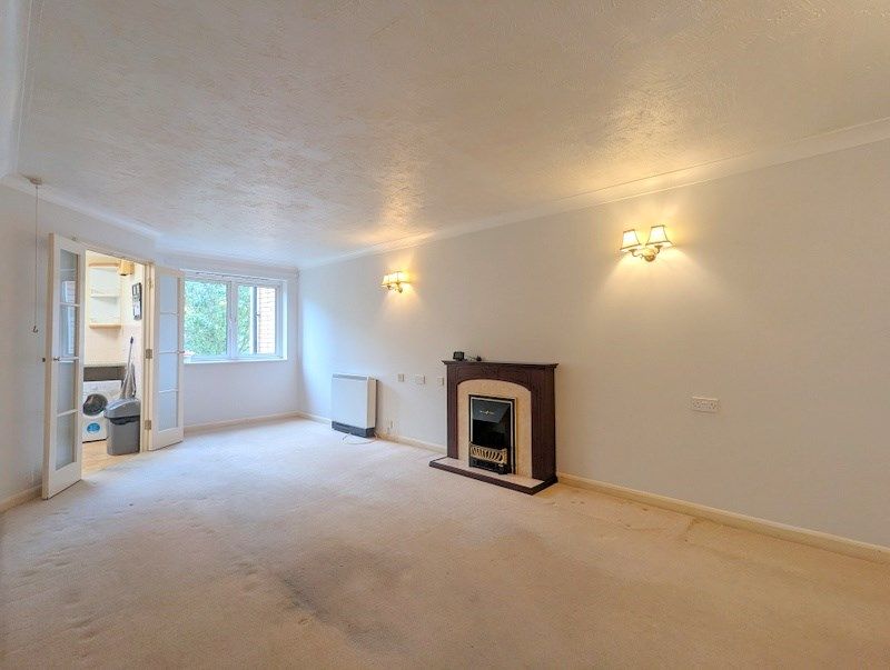 2 bed flat for sale in Felbridge Court, Feltham TW13, £140,000