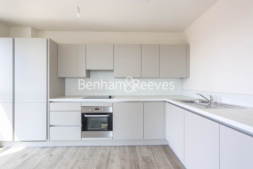 2 bed flat to rent in North End Road, Wembley HA9, £2,275 pcm