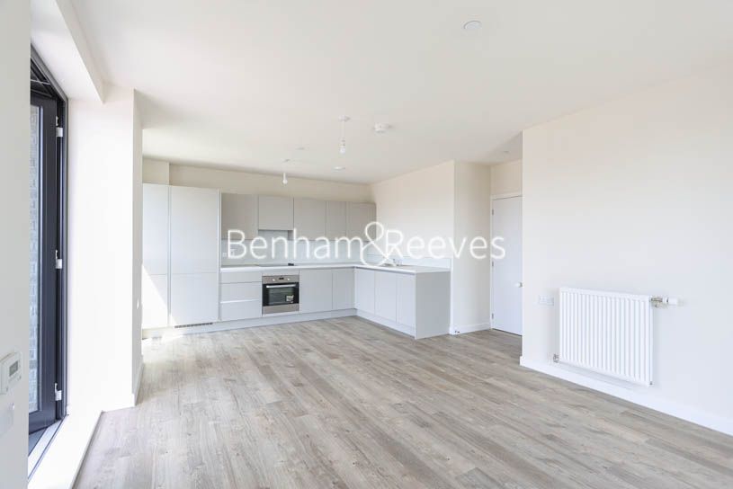 2 bed flat to rent in North End Road, Wembley HA9, £2,275 pcm