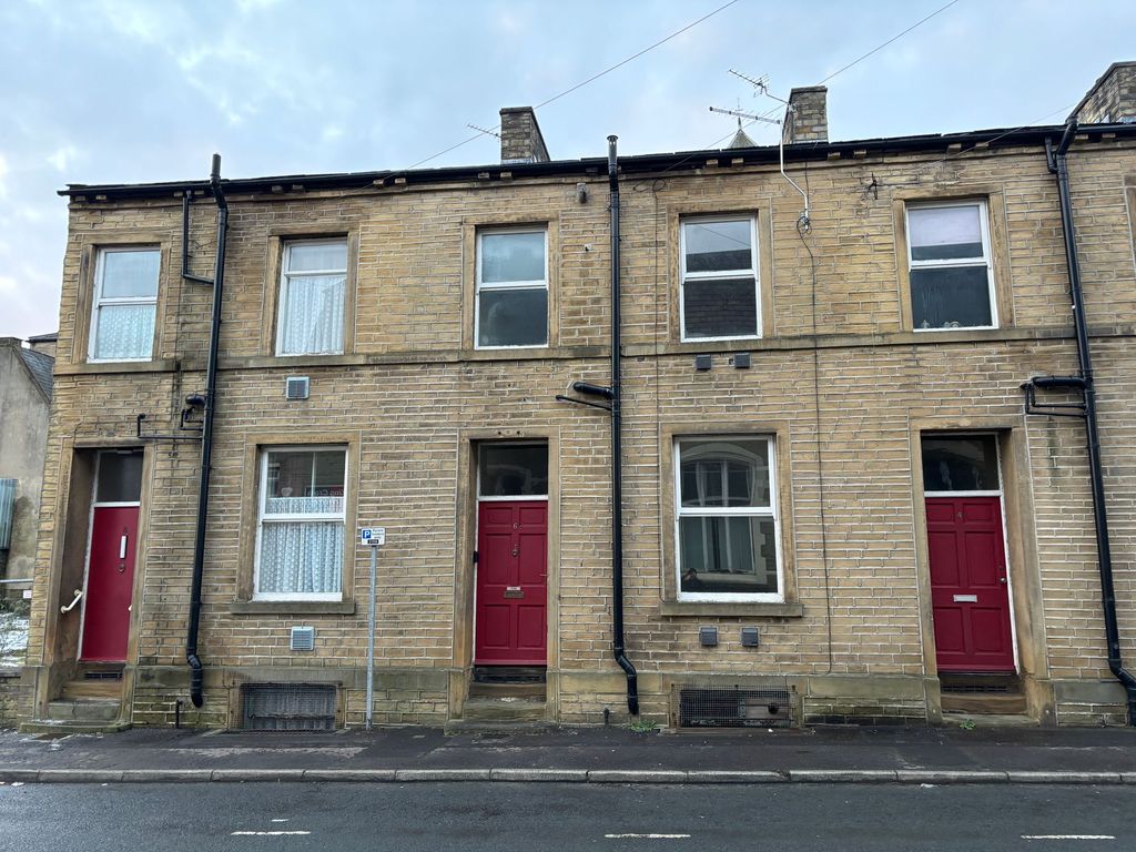 2 bed terraced house to rent in Bedford Street, Halifax HX1, £650 pcm