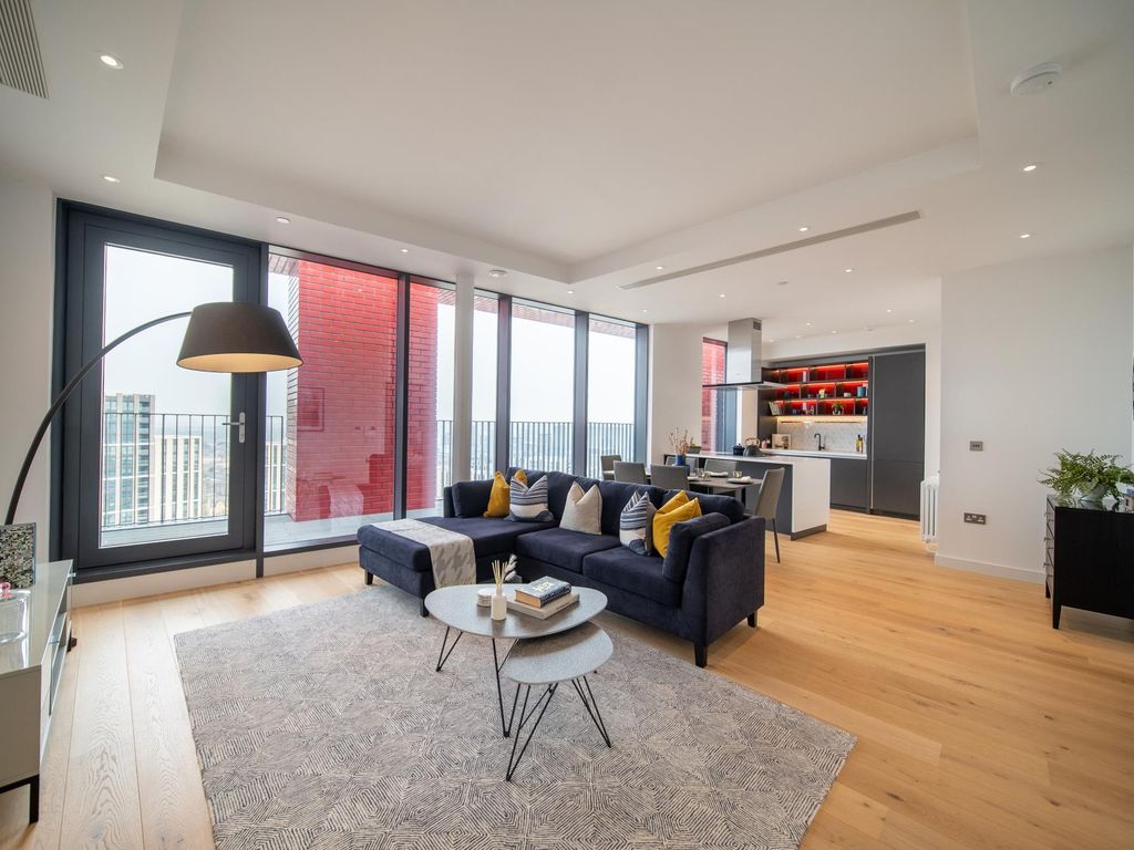 3 bed flat for sale in Defoe House, London City Island, London E14, £995,000