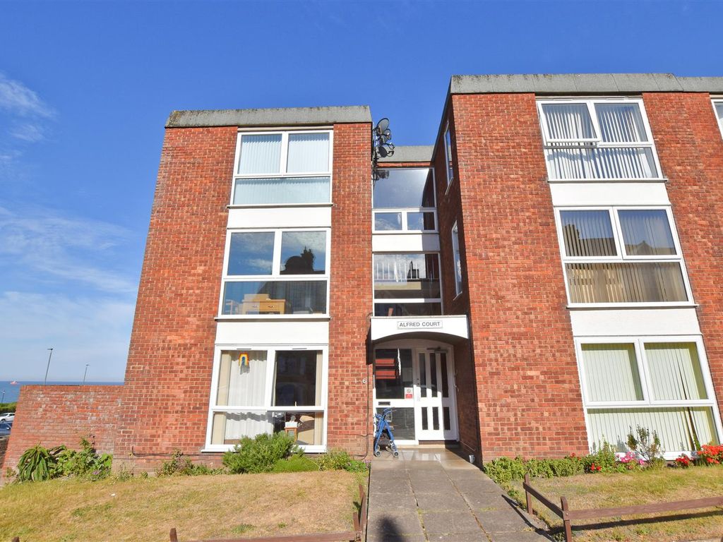 2 bed flat for sale in Alfred Road, Cromer NR27, £200,000