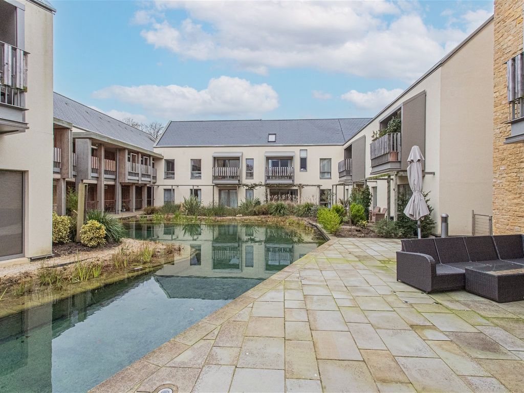 2 bed flat for sale in Cirencester Road, Tetbury GL8, £435,000