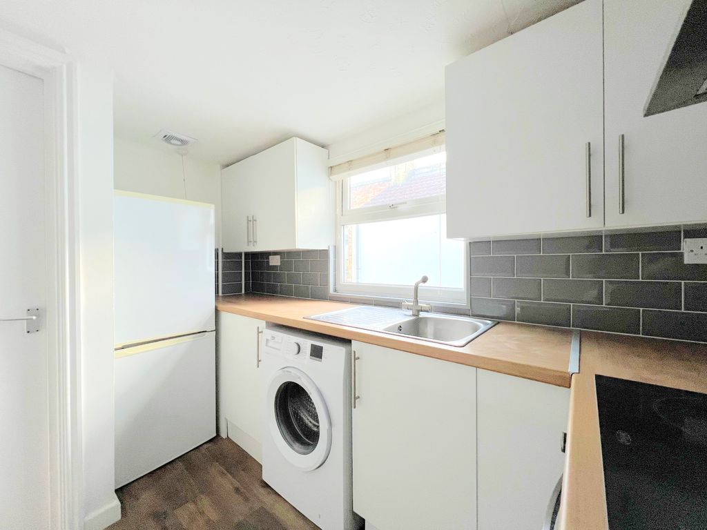 1 bed flat for sale in Fratton Road, Portsmouth PO1, £110,000