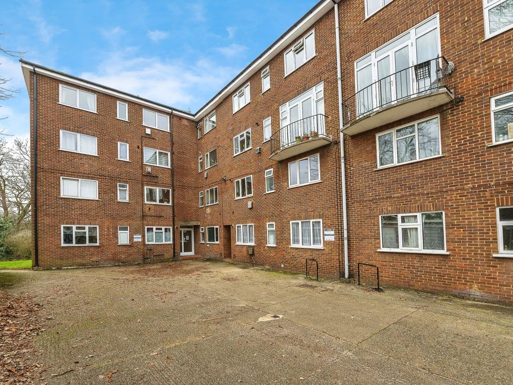 2 bed flat for sale in The Larches, Luton, Bedfordshire LU2, £210,000