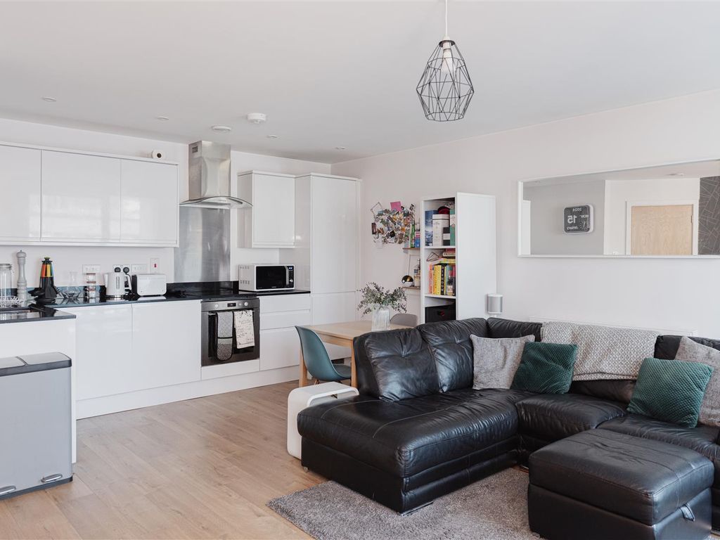 1 bed flat for sale in High Street, Redhill RH1, £230,000