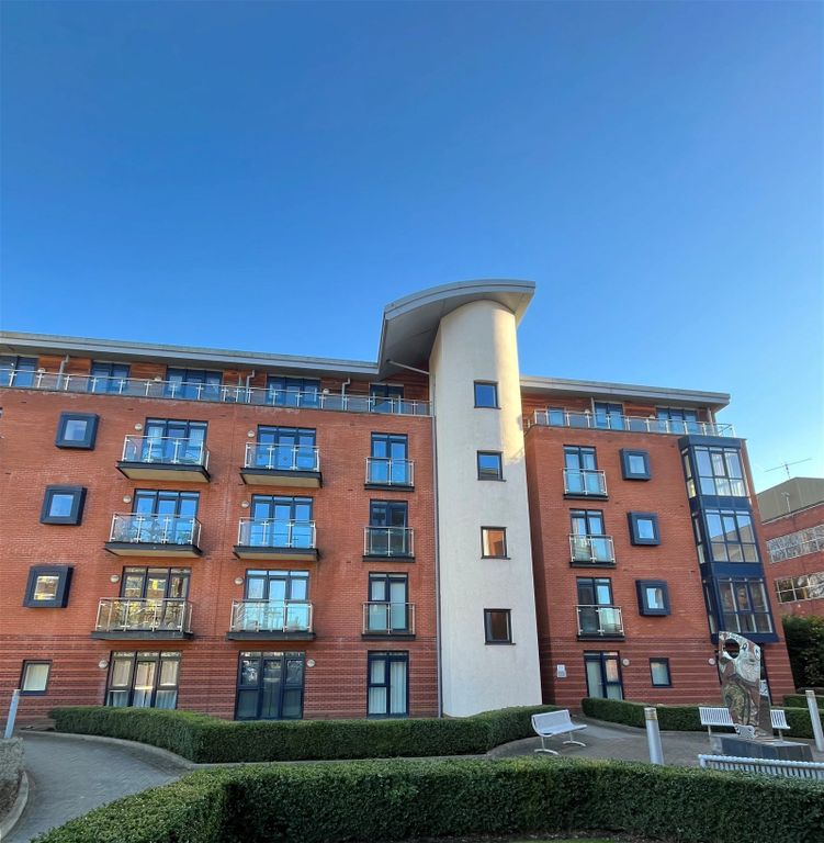 2 bed flat for sale in Union Road, Solihull B91, £250,000